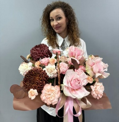 Букет цветов Корзина с французским розами и хризантемой бигуди